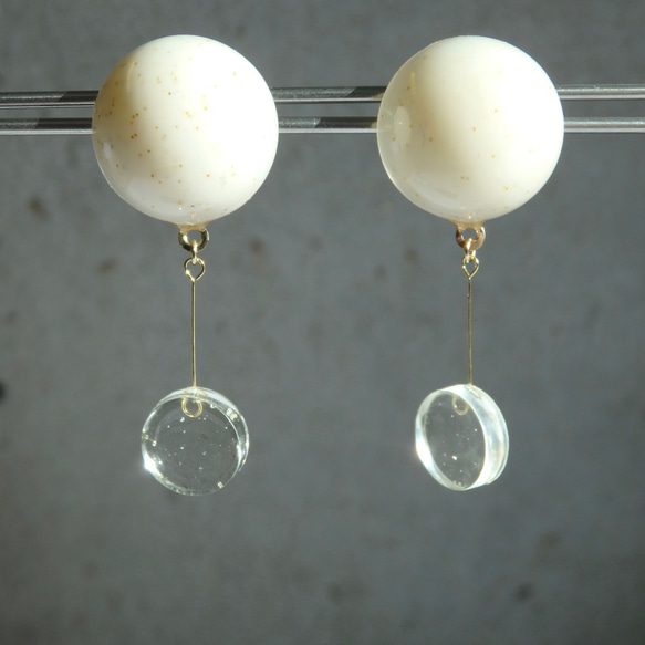 白半球レジンと透明丸レジンのピアス 2枚目の画像