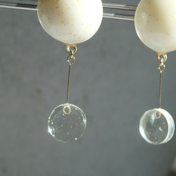 白半球レジンと透明丸レジンのピアス 3枚目の画像