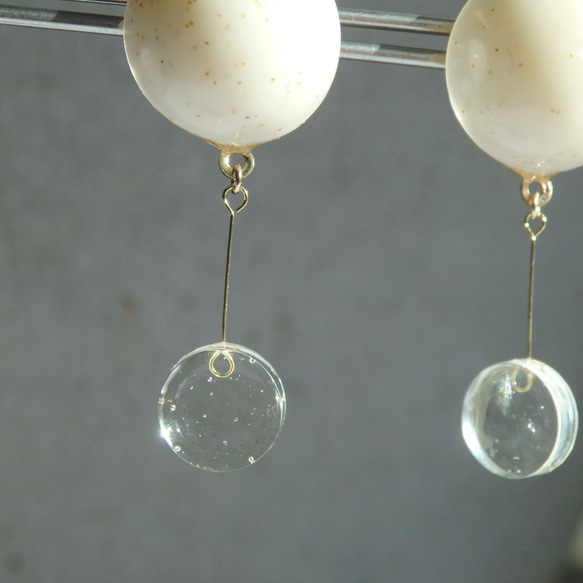 白半球レジンと透明丸レジンのピアス 3枚目の画像