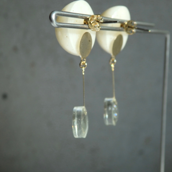 白半球レジンと透明丸レジンのピアス 4枚目の画像