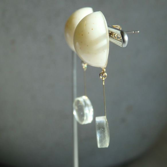 白半球レジンと透明丸レジンのピアス 5枚目の画像