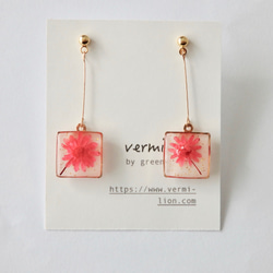 *･◎春限定◎ 赤のかすみ草の四角ピアス 1枚目の画像