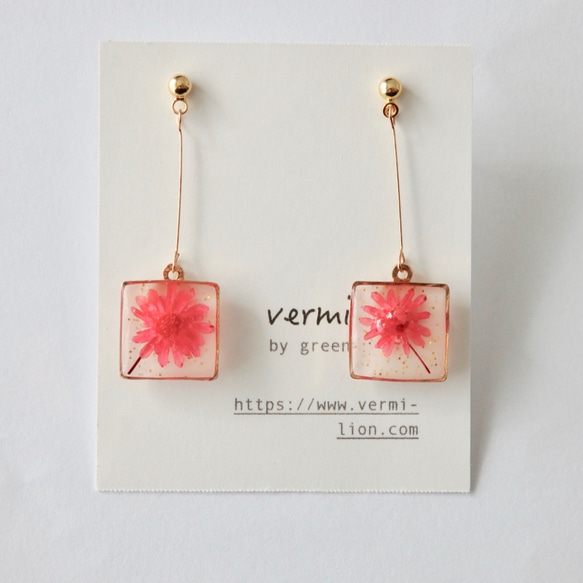 *･◎春限定◎ 赤のかすみ草の四角ピアス 1枚目の画像