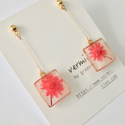 *･◎春限定◎ 赤のかすみ草の四角ピアス 3枚目の画像