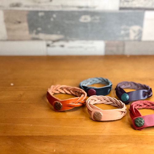 ＊展示品♪ハンドメイド♪ ヴィンテージレザーの革タグ付きブレスレット＊ 展示品！ハンドメイド♪ ヴィンテージレザーの革タグ付きブレスレット