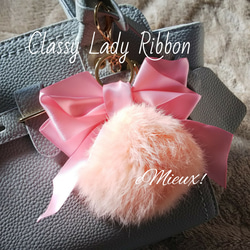 Classy Lady Ribbon eMieux!オリジナルピンクのサテンリボンとふあふあラビットファーバッグチャーム 1枚目の画像