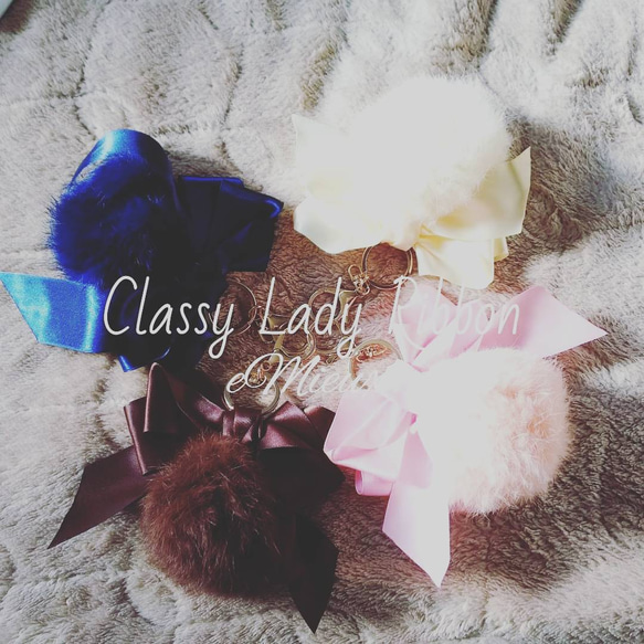 Classy Lady Ribbon eMieux!オリジナルピンクのサテンリボンとふあふあラビットファーバッグチャーム 2枚目の画像