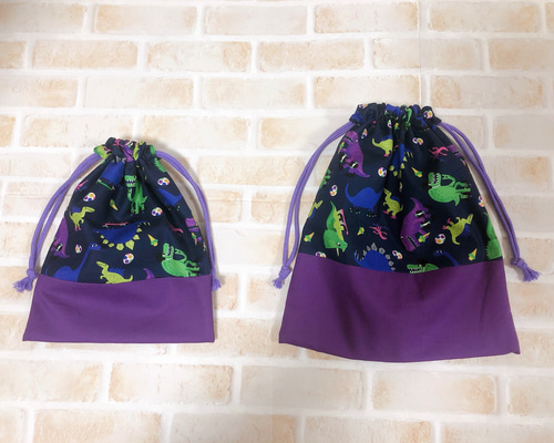 巾着袋＊Mサイズ 縄跳び入れ.コップ入れ ポップ恐竜柄 パープル その他