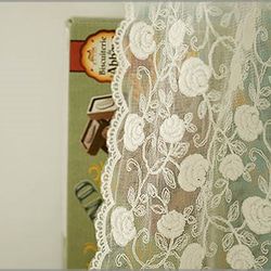 バラ柄の77ｃｍ幅で両端がスカラップのチュールレース生地 4枚目の画像