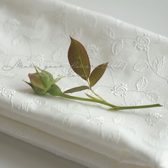 綿ローンにつるバラ模様ホワイト--1m 1枚目の画像
