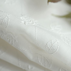 綿ローンにつるバラ模様ホワイト--1m 4枚目の画像