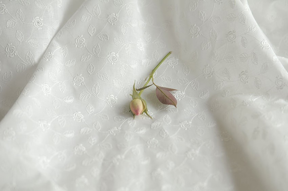 綿ローンにつるバラ模様ホワイト--1m 6枚目の画像