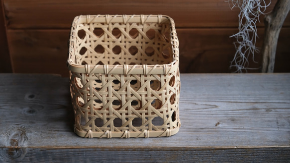 竹かご 　八つ目編みかご 楽天市場】八つ目編み黒竹かご(ひご幅約5〜6mm/ふち・取手上質籐使用