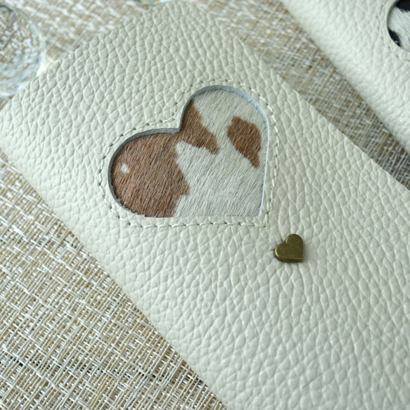 再販4:毛付き革ハラコ ハート スマホケース【アイボリー】 iPhone,Xperia 3枚目の画像