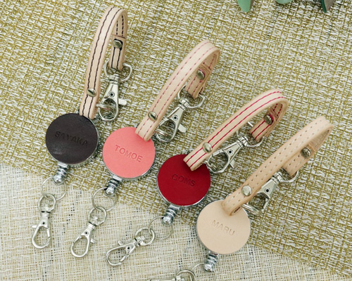 伸びるリール付き本革ストラップ・キーホルダー（プチ）【名入れ刻印