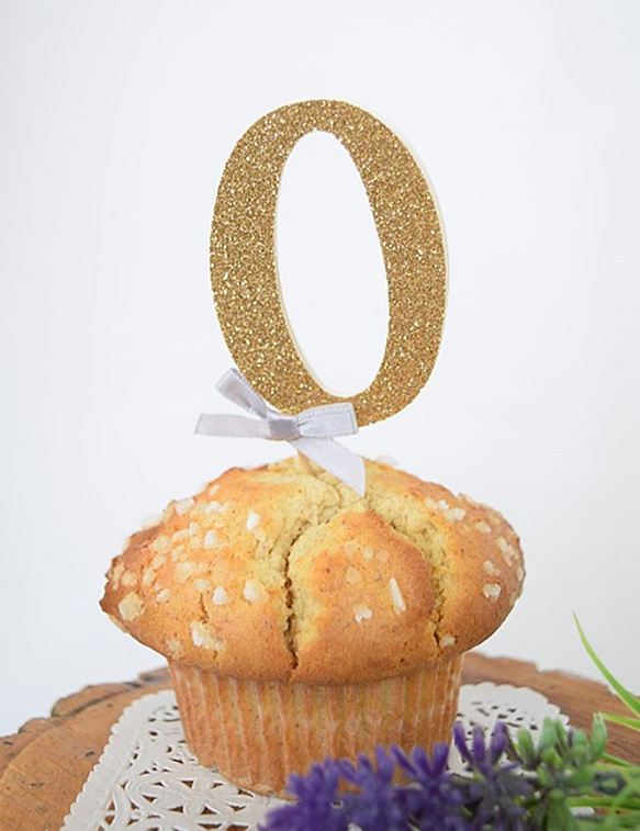 ケーキトッパー 数字「0」ゴールド×グレージュリボン 1枚目の画像