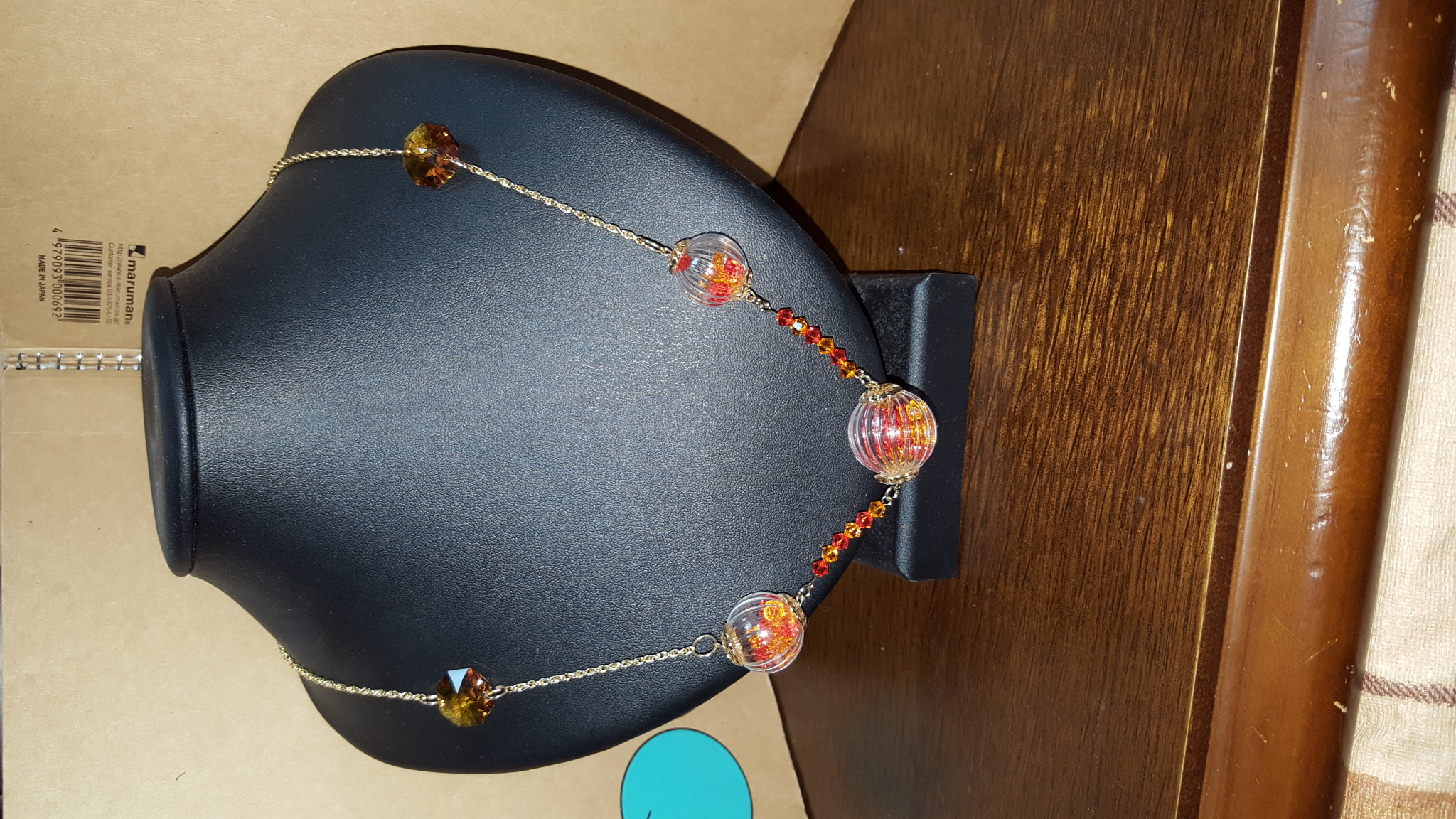 ガラスボールのネックレス