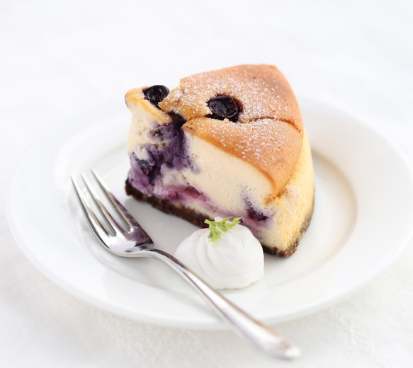★3月末終売★ 自家栽培米使用　兵庫県高砂産フレッシュブルーベリーのチーズケーキ 1枚目の画像