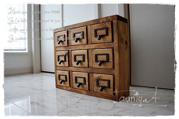 引出し9マス ｱﾝﾃｨｰｸ調 薬箪笥 ﾈｰﾑﾌﾟﾚｰﾄ ｲﾝﾃﾘｱに！ 棚・シェルフ