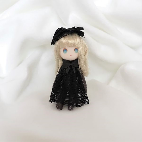 書き目の素敵な 小ビスクドール 白かっ