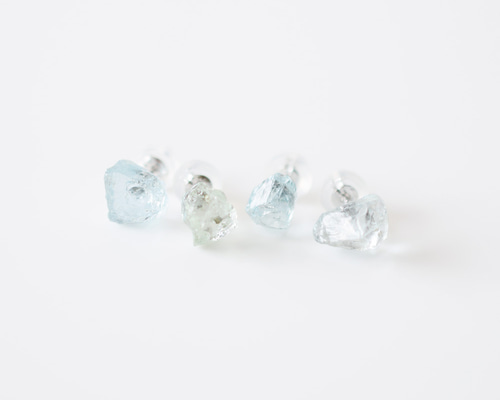 片耳ピアス／アクアマリン原石 ピアス（スタッド・一粒  