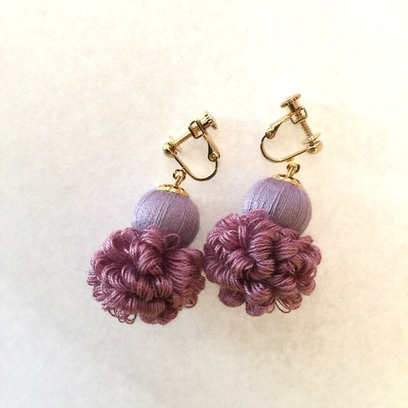 fluffy earrings (purple) 2枚目の画像