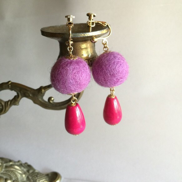 wool & wood earrings(pink drop) 1枚目の画像