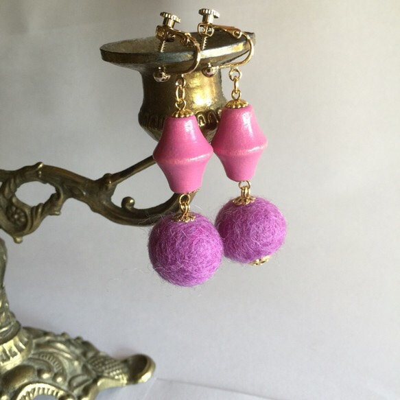 wool & wood earrings(pink wood beads) 1枚目の画像