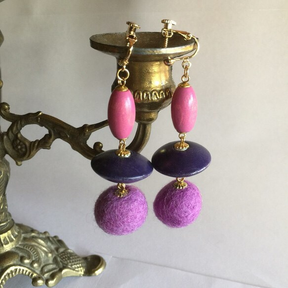 wool & wood earrings(purple soroban) 1枚目の画像