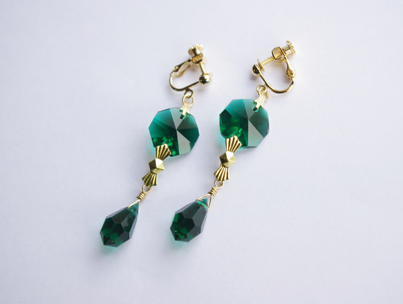vintage green  glass  earrings 1枚目の画像