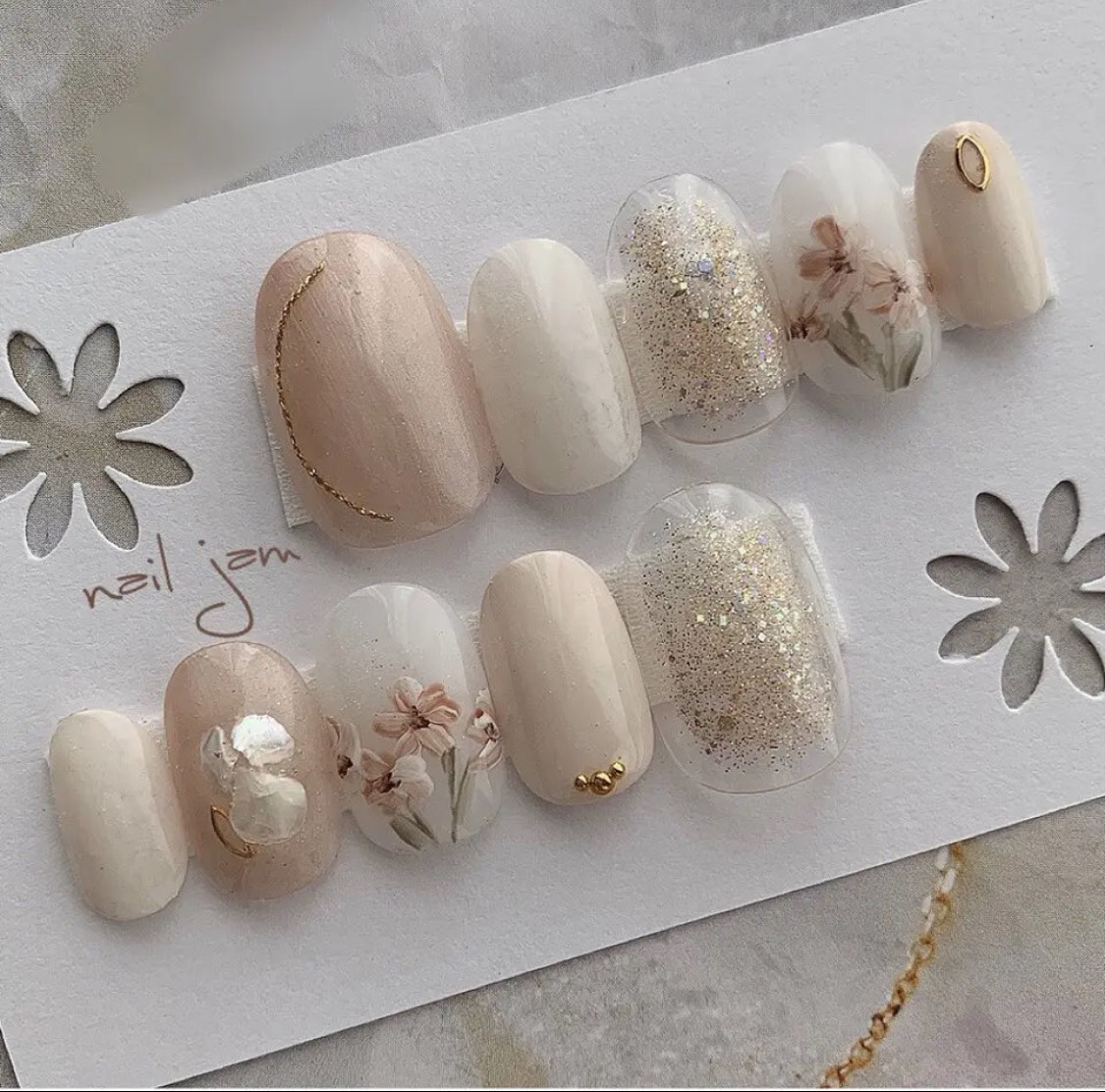 新作入荷中❤️希望額提示して下さい❤️　ネイルチップ　オーダー アイボリーの上品フラワーネイル 〜ブライダル ホワイトネイル