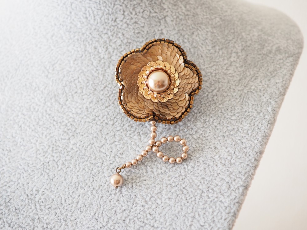 オートクチュール刺繍ブローチ・帯留め　スパンコール　ビーズ　スワロパール　揺れる◆お花ブローチ　茶　ブロンズ