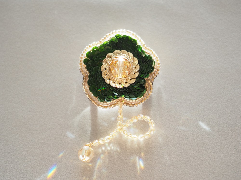 オートクチュール刺繍ブローチ・帯留め　スパンコール　ビーズ　スワロクリスタル　揺れる◆お花ブローチ　深緑　金