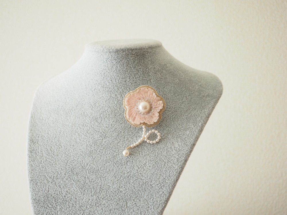 オートクチュール刺繍ブローチ・帯留め　スパンコール　ビーズ　スワロパール　揺れる◆お花ブローチ　さくらピンク　金