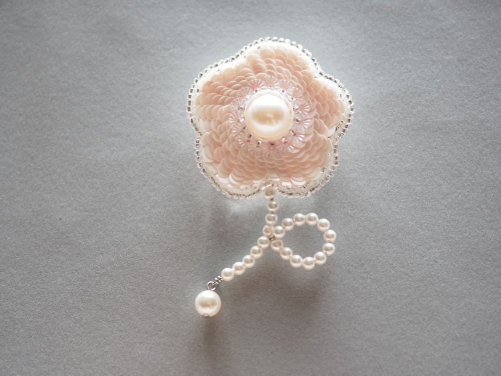 オートクチュール刺繍ブローチ・帯留め　スパンコール　ビーズ　スワロパール　揺れる◆お花ブローチ　さくらピンク　銀