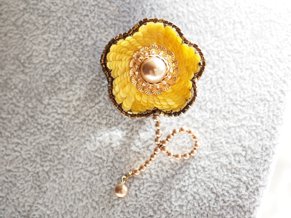 オートクチュール刺繍ブローチ・帯留め　スパンコール　ビーズ　スワロパール　揺れる◆お花ブローチ　イエロー　茶