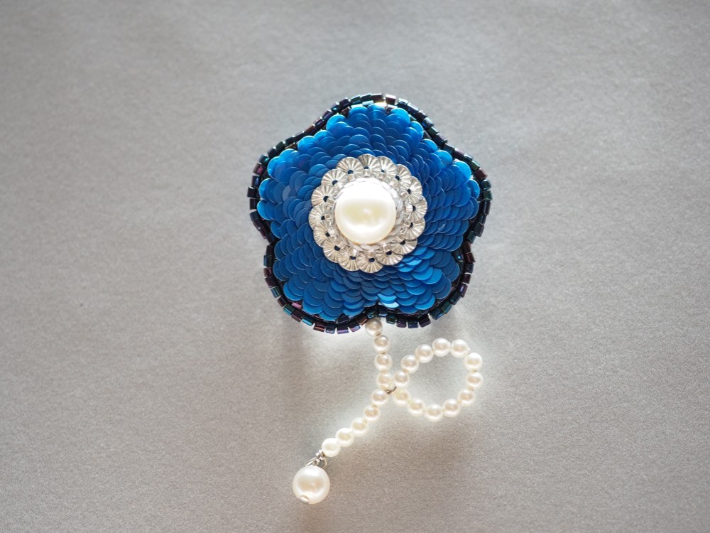 オートクチュール刺繍ブローチ・帯留め　スパンコール　ビーズ　スワロパール　揺れる◆お花ブローチ　ブルー　白
