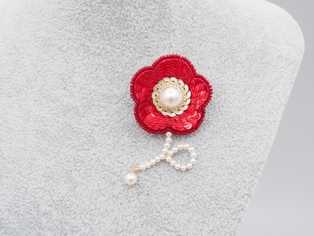 オートクチュール刺繍ブローチ・帯留め　スパンコール　ビーズ　スワロパール　揺れる◆お花ブローチ　赤　白