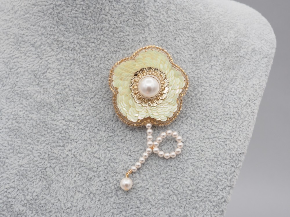 オートクチュール刺繍ブローチ・帯留め　スパンコール　ビーズ　スワロパール　揺れる◆お花ブローチ　クリームイエロー