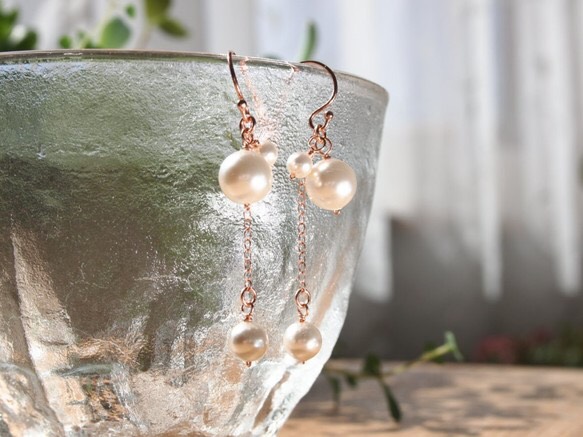 14kgf ローズゴールドの 何パターンにも使える3粒・高品質クリスタルガラスパール（スワロパール）ピアス＆イヤリング