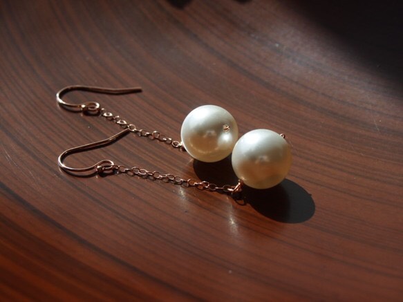 14kgf ローズゴールドの 大粒・高品質クリスタルガラスパール（スワロパール）1粒のチェーンピアス＆イヤリング