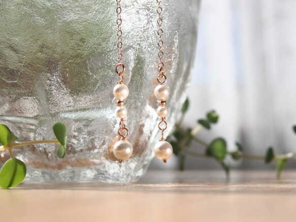 14kgf ローズゴールドの 高品質クリスタルガラスパール（スワロ）グラデーションのゆらりチェーンピアス＆イヤリング 4,536円