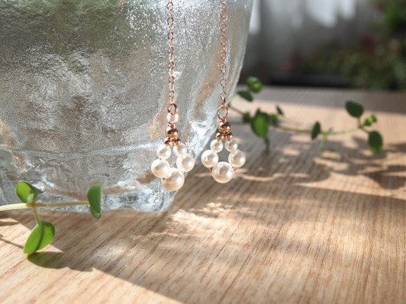 14kgf ローズゴールドの 高品質クリスタルガラスパール（スワロ）グラデーションのしずく型チェーンピアス＆イヤリング