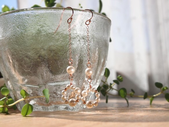 14kgf ローズゴールドの 高品質クリスタルガラスパール（スワロ）グラデーションのサークル型チェーンピアス＆イヤリング