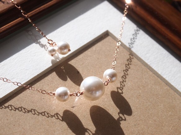 14kgf ローズゴールドの 高品質クリスタルガラスパール（スワロパール）3粒のグラデーションネックレス