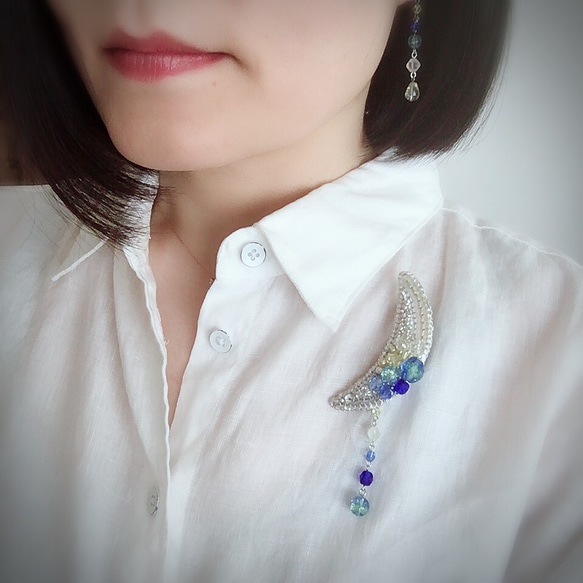 刺繍ブローチ（4way）＋選べる耳飾りのセット　仏製スパンコールと青とレモン色　シルバー　三日月◆海のきらめき 6枚目の画像