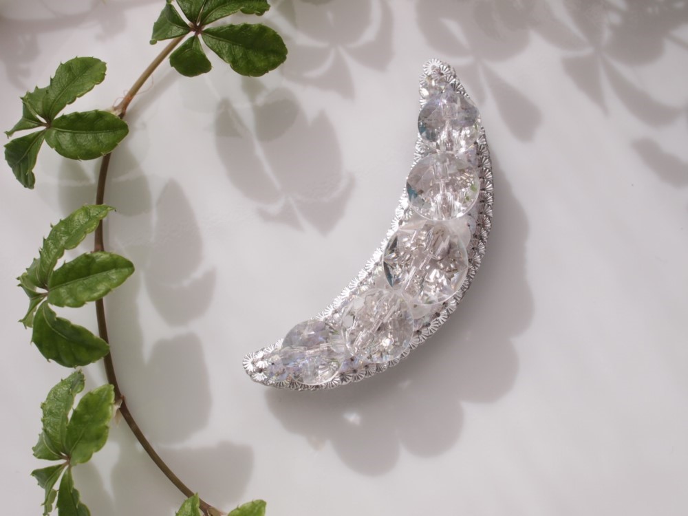 刺繍ブローチ（2way）フランス製スパンコールと透明感あふれるクリアアクリルビーズ　シルバー　三日月◆アクア