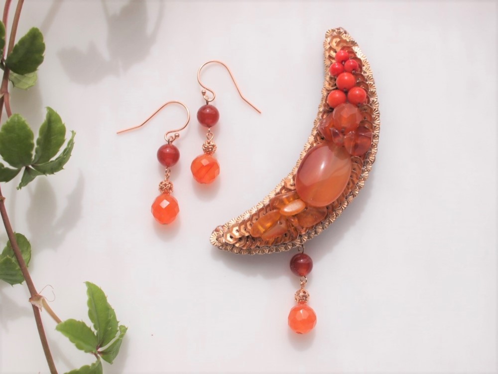 刺繍ブローチ（4way）＋選べる耳飾りのセット　フランス製スパンコールと秋色天然石　オレンジ色　三日月◆秋の実り