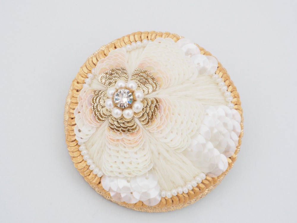 刺繍ブローチ・帯留め　スワロパールとフランス製スパンコール　薄ピンク　白　ゴールド　花◆レディホワイト