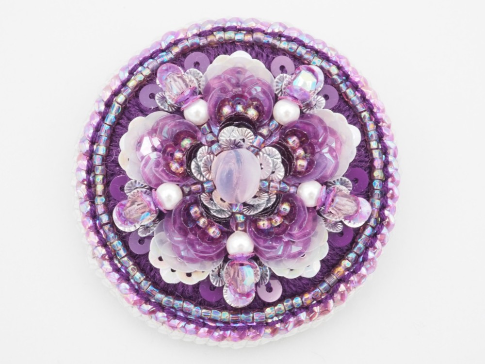 刺繍ブローチ・帯留め　フランス製スパンコールとビンテージビーズ　紫　白　花◆つやむらさき